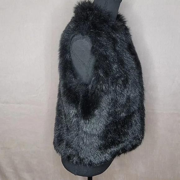 LA FETE Black Faux Fur Vest - Picture 3 of 6